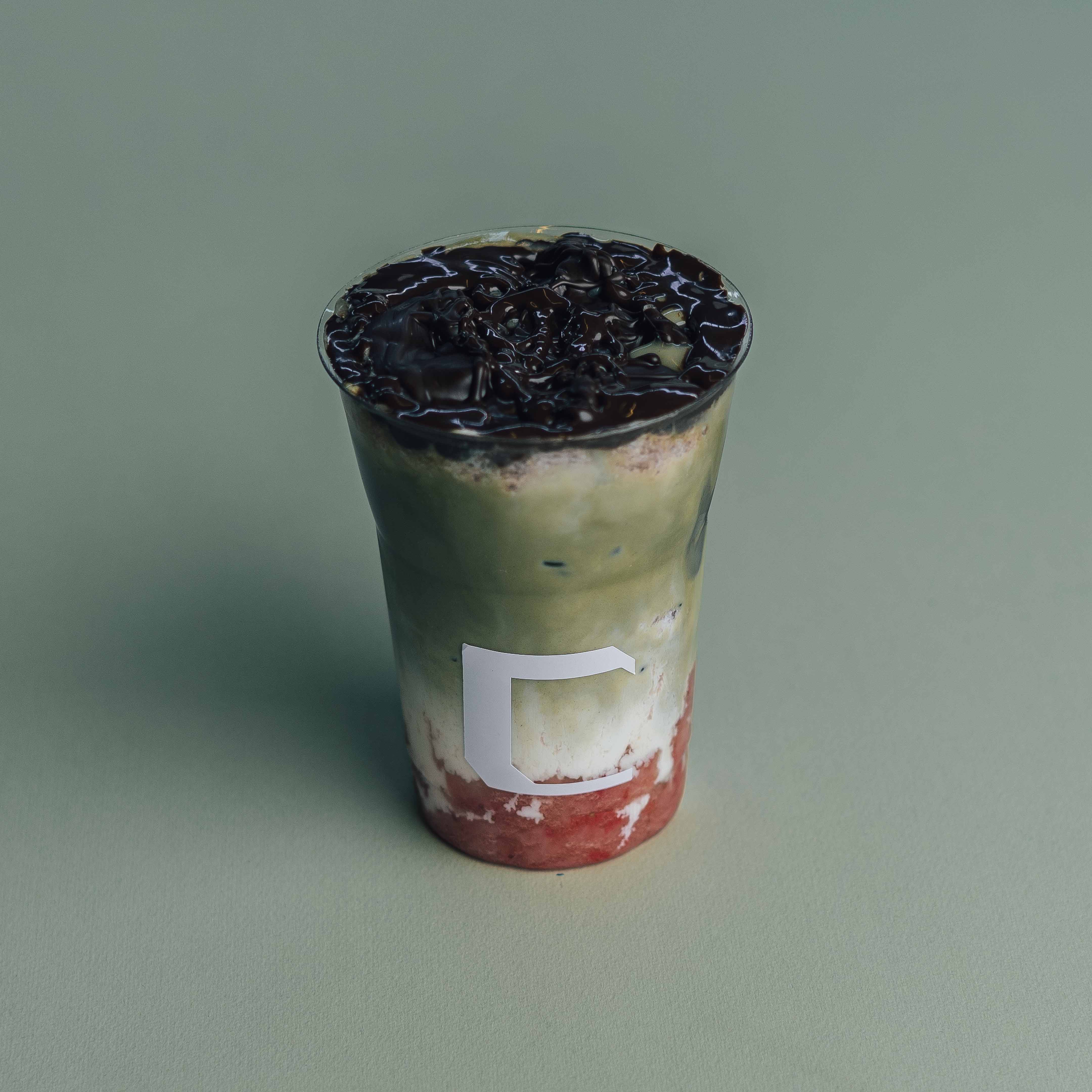 آیس ماچا لاته شکلات توت فرنگی